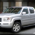 La Honda Ridgeline suele pasar desapercibida frente a pickups más tradicionales, pero precisamente ahí reside parte de su atractivo. Al compartir plataforma con el Honda Pilot, ofrece una conducción mucho más cómoda y una fiabilidad mecánica sobresaliente. Su motor V6 ha demostrado ser capaz de superar los 200.000 kilómetros con mantenimientos básicos y costes de reparación inferiores a muchas camionetas rivales. La Ridgeline es una de las pickups más infravaloradas y resistentes del mercado de segunda mano.