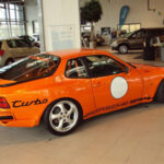 El Porsche 944 Turbo llevó el excelente equilibrio del 944 convencional a un nivel mucho más serio. Gracias a su motor turboalimentado de 2.5 litros y unos 220 caballos, ofrecía prestaciones muy competitivas junto a una facilidad de conducción sorprendente. Su configuración de motor delantero y caja de cambios trasera permitía un reparto de pesos prácticamente perfecto, algo que se traducía en una estabilidad excepcional a alta velocidad. Durante años vivió a la sombra del Porsche 911, pero actualmente se ha convertido en uno de los Porsche clásicos más buscados entre coleccionistas.