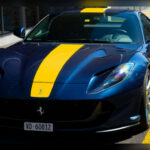 El Ferrari 812 Competizione utiliza un espectacular motor V12 atmosférico capaz de superar los 800 CV sin recurrir a turbos ni electrificación. Su capacidad para girar a altísimas revoluciones crea una experiencia sonora y mecánica cada vez más rara en la industria actual. Ferrari convirtió al 812 Competizione en una despedida perfecta para sus grandes V12 atmosféricos enfocados en conducción extrema y uso en circuito.