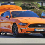 Muchos puristas asocian el Mustang exclusivamente a sus motores V8, pero la versión EcoBoost ofrece una experiencia sorprendentemente dinámica. Gracias a su motor turboalimentado de 310 caballos, responde con rapidez al acelerador y alcanza los 100 km/h en poco más de cinco segundos. Su combinación de potencia, ligereza relativa y comportamiento equilibrado permite disfrutar de sensaciones deportivas sin necesidad de recurrir a las versiones más extremas.