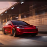 El Tesla Model 3 Performance sigue siendo una de las referencias entre las berlinas eléctricas deportivas. Con 510 CV y una aceleración de 0 a 100 km/h inferior a los tres segundos, ofrece cifras propias de superdeportivos. Además, las últimas mejoras en suspensión y configuración dinámica han incrementado notablemente el nivel de diversión al volante, convirtiéndolo en una de las opciones más atractivas por relación entre precio y prestaciones.