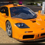 El McLaren F1 LM nació para celebrar la histórica victoria de McLaren en las 24 Horas de Le Mans de 1995. Solo se fabricaron cinco ejemplares de esta versión extrema, equipada con mejoras aerodinámicas, menor peso y un impresionante motor V12 atmosférico. Su combinación de rendimiento, rareza y legado deportivo lo ha convertido en uno de los superdeportivos más codiciados jamás producidos.