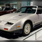 El Nissan 300ZX logró combinar agresividad y refinamiento en una época dominada por diseños cada vez más llamativos. Su carrocería ancha, el frontal afilado y las líneas suaves transmitían una imagen tecnológica y avanzada sin resultar exagerada. Fue uno de los modelos que mejor representó la evolución estética de los deportivos japoneses durante los años noventa.