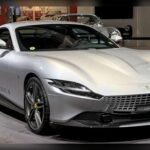 El Ferrari Roma demuestra que un deportivo de Maranello también puede ser un excelente devorador de kilómetros. Su motor V8 biturbo proporciona aceleraciones contundentes, mientras que su diseño inspirado en los grandes GT italianos de los años sesenta aporta una elegancia difícil de igualar. Su habitáculo combina deportividad, lujo y tecnología en una propuesta especialmente atractiva.