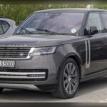 El Range Rover es uno de los SUV más prestigiosos del mercado gracias a su capacidad para combinar lujo y aptitudes fuera del asfalto. Sin embargo, también arrastra una reputación ligada a costosas intervenciones mecánicas y electrónicas. Los sistemas de suspensión neumática, la electrónica embarcada y determinados componentes mecánicos pueden requerir reparaciones muy caras, especialmente en unidades con varios años de uso.