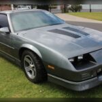 El Chevrolet Camaro IROC-Z transformó por completo la imagen del Camaro durante los años 80. Con un agresivo diseño inspirado en la competición y un motor V8 de 5,7 litros capaz de generar hasta 225 CV, consiguió devolver al modelo la reputación deportiva que había perdido durante la década anterior. Se convirtió rápidamente en uno de los iconos automovilísticos de su generación.
