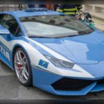 El Lamborghini Huracán impresiona desde el primer instante gracias a una combinación de potencia, precisión y espectacularidad difícil de igualar. Su motor V10 atmosférico responde de forma inmediata, mientras que la caja de cambios y la puesta a punto electrónica permiten aprovechar prestaciones extraordinarias con una facilidad sorprendente. Es uno de esos coches capaces de redefinir lo que significa conducir un superdeportivo moderno.