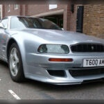 El Aston Martin V8 Vantage V600 destacó por una solución mecánica tan poco habitual como efectiva: incorporar dos compresores Eaton a su motor V8. Gracias a esta configuración alcanzaba los 550 CV y una velocidad máxima cercana a los 320 km/h, cifras reservadas para los superdeportivos más prestigiosos de los años 90. Todo ello acompañado por el lujo artesanal característico de la firma británica.