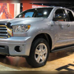 La Toyota Tundra es una de las camionetas más fiables del mercado norteamericano. Su robusta estructura y sus motores V8 han demostrado ser capaces de soportar años de uso intensivo, remolques pesados y largas jornadas de trabajo. Numerosas unidades han alcanzado cifras superiores a los 480.000 kilómetros sin sufrir averías mecánicas importantes.