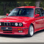 El BMW M3 E30, homologación de competición con motor 2.3 de 200 CV, representaba la esencia de los deportivos analógicos, con una aerodinámica optimizada y peso pluma.