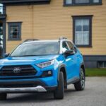 El Toyota RAV4 lidera constantemente los rankings de confiabilidad, y no es casualidad. Su mecánica refinada y su sistema híbrido eficiente reducen el desgaste y los costes a largo plazo, convirtiéndolo en una de las opciones más inteligentes del mercado. Además, su facilidad de reparación lo hace aún más atractivo.