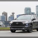 El Toyota RAV4 continúa dominando el mercado no solo en ventas, sino también en valor residual. Su equilibrio entre eficiencia, practicidad y fiabilidad lo convierte en una apuesta segura, especialmente en versiones híbridas, que son altamente demandadas en el mercado usado.