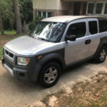 El Honda Element (2003-2011) conquistó a conductores aventureros gracias a su diseño cuadrado y enorme practicidad. Aun así, muchos propietarios sufrieron problemas de óxido prematuro, pintura deteriorada y transmisiones que fallaban antes de tiempo.