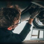 El principal riesgo de comprar un coche usado con más de 100 mil millas es que una única reparación importante puede eliminar por completo cualquier ventaja económica inicial. Un fallo de motor, transmisión o sistema híbrido puede costar miles de dólares en cuestión de días. Por eso, muchos expertos consideran que lo barato puede salir extremadamente caro cuando se trata de vehículos con kilometraje excesivo.