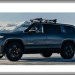 Rivian se ha convertido rápidamente en una de las marcas eléctricas premium más llamativas del mercado gracias a su diseño futurista y enfoque aventurero. Sus SUV eléctricos ofrecen gran rendimiento y tecnología de última generación, pero la juventud de la compañía también plantea dudas importantes sobre fiabilidad y servicio técnico. La escasez de piezas, la limitada red de talleres especializados y los largos tiempos de reparación son algunas de las mayores preocupaciones actuales. En vehículos con precios tan elevados, cualquier avería puede transformarse en una experiencia extremadamente costosa y frustrante para el propietario.