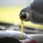 Uno de los problemas más criticados en ciertos motores de Audi es el elevado consumo de aceite. Muchos propietarios descubren que rellenar aceite entre mantenimientos se convierte en una rutina habitual y no en algo ocasional. Las advertencias aparecen con frecuencia y algunos conductores terminan llevando siempre una botella extra en el maletero. Aunque la marca considera ciertos niveles “normales”, muchos usuarios lo perciben como una molestia constante. El consumo excesivo de aceite sigue siendo uno de los aspectos más frustrantes para quienes esperaban una experiencia premium sin preocupaciones mecánicas.