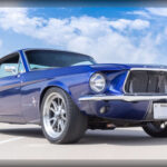 Puede sorprender a muchos, pero Lady Gaga comenzó su vida al volante con mucho estilo. Su primer coche fue un Ford Mustang de 1967 en color verde, adquirido poco después de sacarse el carnet. Esta elección anticipaba su gusto por los clásicos y vehículos con mucha personalidad.