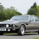 La primera generación moderna del Aston Martin Lagonda fue un fracaso casi instantáneo. Su diseño derivado del DBS no convenció, mientras la crisis del petróleo y los problemas financieros internos de Aston Martin alejaron a los compradores. Apenas se fabricaron siete unidades entre 1974 y 1976.