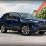 El Toyota RAV4 es uno de los SUV más populares del mundo por una razón clara: funciona bien durante muchos años. Sus sistemas de seguridad, practicidad y reputación de fiabilidad hacen que muchos propietarios prefieran conservarlo antes que cambiarlo.