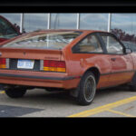 El Chevrolet Cavalier fue un éxito comercial por precio, pero no precisamente por calidad. Materiales baratos, sensación de fragilidad y comportamiento poco refinado dejaron claro que Chevrolet aún estaba lejos de competir seriamente con compactos japoneses mejor construidos.