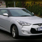 Para quienes buscan algo todavía más asequible y peculiar, el Hyundai Veloster N sigue siendo una joya oculta. Su comportamiento dinámico, sonido agresivo y enfoque puramente pasional lo convierten en uno de los compactos más entretenidos del mercado de segunda mano.