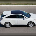 El Lexus RX 350 es uno de los SUV premium más fiables jamás fabricados. Gracias a su mecánica robusta y al uso de cadena de distribución en lugar de correa, puede superar ampliamente las 200.000 millas manteniendo bajos niveles de averías y un confort sobresaliente.