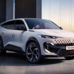La actual Renault Korea tiene uno de los orígenes más curiosos del mercado asiático. Todo comenzó con Samsung Motors en los años noventa, aunque la crisis económica obligó a vender la compañía a Renault en el año 2000. Más recientemente, las colaboraciones con Geely han creado un modelo industrial único donde coches fabricados en Corea combinan plataformas chinas con diseño y marca francesa.