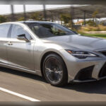 Pocos coches pueden presumir de la reputación mecánica del Lexus LS. Un ejemplar de los años 90 llegó incluso al millón de millas en manos del periodista Matt Farah, algo prácticamente imposible en la mayoría de berlinas de lujo modernas. El actual LS 500 mantiene esa filosofía con motores refinados, tecnología avanzada y una calidad de construcción sobresaliente. Eso sí, su elevado precio lo convierte en un coche reservado para bolsillos muy privilegiados.