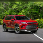 El Toyota Grand Highlander nació como una versión todavía más espaciosa del Highlander tradicional. Su principal diferencia está en la tercera fila, que ofrece mucho más espacio para adultos y una capacidad de carga claramente superior. Toyota diseñó este SUV pensando en las familias estadounidenses que buscan máximo espacio interior, manteniendo además motorizaciones similares al Highlander convencional. Ambos modelos comparten plataforma y también se ensamblan en la gigantesca planta de Indiana.