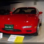 El Mazda RX-7 FD sigue siendo uno de los deportivos japoneses más bellos jamás fabricados, pero su diseño fluido ocultaba una máquina extremadamente seria. Gracias a su motor rotativo biturbo y una distribución de peso casi perfecta, ofrecía un nivel de agilidad comparable al de auténticos superdeportivos. Mazda logró crear un coche ligero, preciso y tremendamente rápido sin recurrir a motores enormes ni diseños exagerados, consolidando al RX-7 como uno de los deportivos más puros de los años 90.