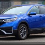 El Honda CR-V mantiene una reputación excelente gracias a su bajísima frecuencia de averías y su enorme durabilidad mecánica. La combinación de motor de cuatro cilindros y transmisión CVT puede parecer poco emocionante, pero precisamente esa sencillez ayuda a evitar reparaciones costosas e inesperadas. Muchos especialistas consideran que un CR-V bien mantenido todavía puede ofrecer más de una década adicional de servicio fiable. El CR-V sigue siendo uno de los SUV usados más seguros y económicos para quienes priorizan fiabilidad a largo plazo.