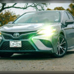 El Toyota Corolla se convirtió en el ejemplo perfecto de transporte asequible, duradero y eficiente. Sin recurrir a grandes lujos ni prestaciones exageradas, logró ganarse la confianza de millones de conductores gracias a su legendaria fiabilidad y bajos costes de mantenimiento. Su éxito mundial demostró que un coche sencillo y honesto podía cambiar la vida diaria de millones de familias alrededor del planeta.