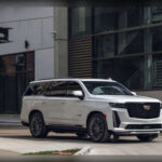 El Cadillac Escalade-V llevó la filosofía americana de potencia descomunal al mundo de los SUV de lujo. Su motor V8 sobrealimentado desarrolla cerca de 700 CV, permitiendo que este gigantesco vehículo acelere de forma completamente absurda para su tamaño. El Escalade-V se transformó rápidamente en uno de los SUV más potentes y sorprendentes jamás producidos en serie.