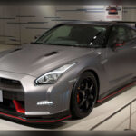 El Nissan GT-R construyó su leyenda gracias a unas prestaciones capaces de competir con vehículos mucho más exclusivos. Equipado con un motor V6 biturbo de hasta 600 caballos, logra aceleraciones inferiores a los tres segundos en el 0 a 100 km/h. Cada propulsor es ensamblado manualmente por un maestro artesano Takumi, una tradición que ha contribuido a reforzar el aura especial que rodea a este icono japonés.