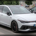 Desde su nacimiento en los años setenta, el Volkswagen Golf GTI ha sido una referencia entre los deportivos compactos. Su motor turbo de 241 caballos ofrece una respuesta contundente, mientras que su excelente puesta a punto convierte cada trayecto en una experiencia divertida. Gracias a su tamaño contenido y a una dirección muy precisa, transmite una sensación de velocidad superior a la que sugieren sus cifras oficiales.