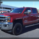 La Chevrolet Silverado comparte muchas de las virtudes que han convertido a las pick-up estadounidenses en auténticas leyendas de la longevidad. Gracias a sus motores robustos y a una construcción pensada para soportar un uso intensivo, muchos propietarios mantienen sus unidades en servicio durante décadas. Las generaciones más recientes incorporan además avances tecnológicos y mejoras en confort sin renunciar a la resistencia que siempre ha caracterizado al modelo.
