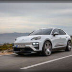 La llegada del Porsche Macan 4S EV confirma que los SUV eléctricos también pueden ser apasionantes. Sus 509 CV proporcionan aceleraciones contundentes, pero el verdadero protagonismo recae en el excelente trabajo realizado sobre el chasis. La suspensión neumática adaptativa, la dirección precisa y la tracción integral permiten una agilidad impropia para un vehículo de su tamaño, manteniendo intacto el carácter deportivo de Porsche.