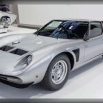 El Lamborghini Miura cambió para siempre la historia de los superdeportivos, pero la variante SVJ elevó esa leyenda a otro nivel. Inspirada en el prototipo Miura Jota destinado a la competición, esta versión extremadamente limitada incorporaba mejoras mecánicas y una construcción más ligera. Su espectacular diseño y su escasísima producción hacen que sea una de las piezas más deseadas dentro del universo Lamborghini.