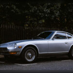 El Datsun 240Z ayudó a definir la identidad de los deportivos japoneses modernos. Inspirado en las proporciones clásicas de los grandes coupés europeos, presentaba un largo capó, una zaga compacta y una elegante línea fastback que le otorgaban una presencia inconfundible. Su equilibrio entre deportividad, sencillez y atractivo visual lo mantiene como uno de los clásicos más admirados del mercado.