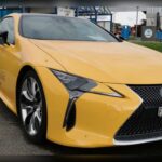 El Lexus LC 500 destaca por una estética espectacular y una personalidad única dentro del segmento. Su motor V8 atmosférico de 5.0 litros ofrece una experiencia de conducción cada vez más difícil de encontrar en la industria actual. Además, la calidad de fabricación y la atención al detalle del interior reflejan el compromiso de Lexus con la excelencia artesanal.