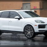 El Porsche Cayenne revolucionó el segmento de los SUV de altas prestaciones, pero mantener uno puede resultar considerablemente más caro que en otros modelos similares. Sus componentes específicos, la complejidad de sus motores y el elevado coste de consumibles como neumáticos o frenos hacen que las revisiones y reparaciones puedan alcanzar cifras importantes. Disfrutar de la experiencia Porsche implica asumir unos costes de mantenimiento acordes a la reputación de la marca.