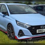 El Hyundai i20 N demuestra que un utilitario deportivo puede ofrecer emociones propias de vehículos mucho más caros. Su diferencial autoblocante, la rapidez de la dirección y la eficacia de su chasis permiten disfrutar intensamente incluso en carreteras convencionales. Cada curva transmite una sensación de agilidad y diversión que resulta inesperada en un coche de su tamaño.