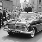 La exclusiva Simca Vedette Présidence nació con el objetivo de competir con los vehículos oficiales utilizados por las autoridades francesas. Esta lujosa berlina destacaba por su abundante cromado, interiores cuidadosamente acabados y equipamiento avanzado para la época, incluyendo radio, transmisión automática e incluso la posibilidad de incorporar un teléfono. Su motor V8 heredado de la antigua Ford francesa le otorgaba una personalidad muy distinta a la de otros modelos europeos.