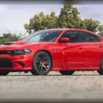 El Dodge Charger SRT Hellcat llevó la filosofía de los muscle cars estadounidenses a niveles extremos. Su motor HEMI V8 sobrealimentado de 6,2 litros llegó a desarrollar hasta 797 CV en algunas versiones, ofreciendo aceleraciones brutales y una personalidad única. Aunque su diseño conserva el formato de una berlina de cuatro puertas, sus prestaciones lo sitúan entre los vehículos más salvajes producidos por Dodge.