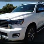 El Toyota Sequoia combina amplitud, confort y una extraordinaria resistencia mecánica. Basado en gran parte de la arquitectura de la Tundra, este SUV de gran tamaño puede recorrer cientos de miles de kilómetros manteniendo una elevada fiabilidad. Su durabilidad lo convierte en una opción muy valorada entre familias que buscan un vehículo para muchos años.