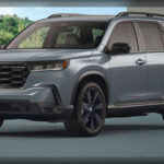 El Honda Pilot sobresale por montar un confiable motor V6 de 285 CV, evitando experimentos innecesarios y priorizando durabilidad. Su insonorización avanzada y refinamiento interior lo convierten en un SUV ideal para largos recorridos.