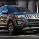 El Ford Explorer sigue siendo uno de los SUV más populares de Estados Unidos por una razón clara: su capacidad de remolque, espacio y resistencia mecánica. Aunque ha evolucionado mucho tecnológicamente, conserva esa robustez que lo hizo famoso durante décadas.