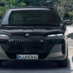 La transición entre motor eléctrico y gasolina puede generar una sensación de inconsistencia sonora. Además, la ubicación de baterías y componentes híbridos reduce en muchos casos espacio interior y capacidad de maletero, algo importante para familias.
