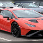 El Lamborghini Huracán es todo menos discreto. Dirección afilada, motor atmosférico ensordecedor y una imagen que atrae todas las miradas convierten cada trayecto en un espectáculo. Para un conductor reservado, su combinación de dramatismo, potencia y presencia puede generar más tensión que diversión.