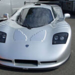 El Mosler MT900 corrigió todos los excesos visuales del Consulier y apostó por una imagen mucho más atractiva. Su estructura ligera y motor V8 de origen Chevrolet le permitieron competir dignamente contra superdeportivos europeos mucho más establecidos.